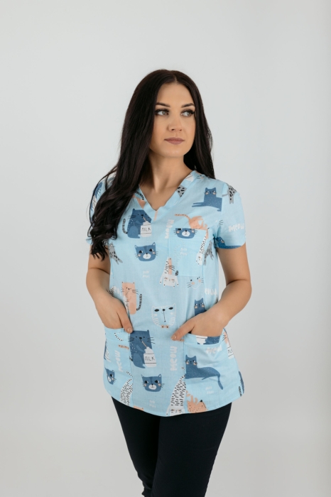 bluza-medyczna-we-wzorki-niebieskie-kotki-damska-scrubs-medyczny-komplet-medyczny-kolor-niebieski-m-404G-martex-MG_0039.jpg