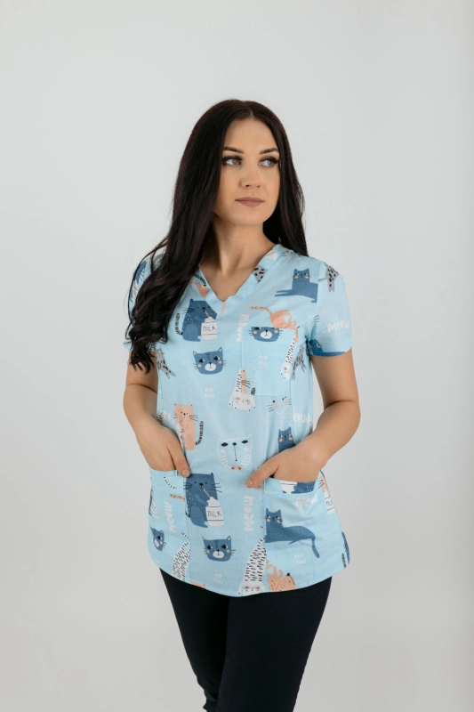 bluza-medyczna-we-wzorki-niebieskie-kotki-damska-scrubs-medyczny-komplet-medyczny-kolor-niebieski-m-404G-martex-MG_0039.jpg