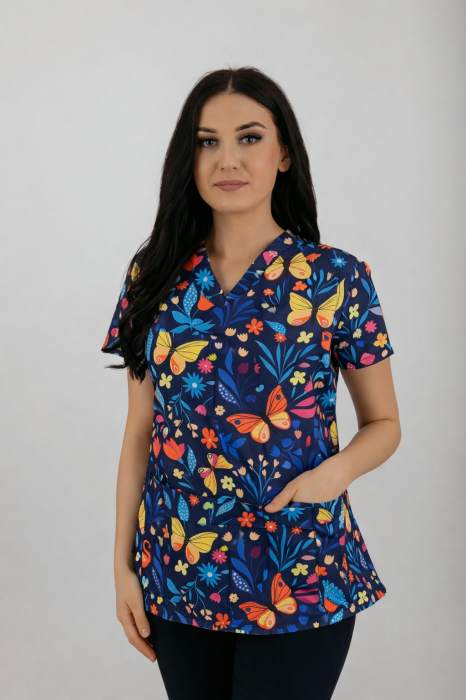 bluza-medyczna-we-wzorki-kolorowe-motyle-damska-scrubs-medyczny-komplet-medyczny-m-404G-martex-MG_0139.png