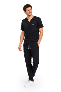 firefly_zdjecie_produktowe_modela_na_bialym_tle_z_miekkim_swiatlem._bluza_wystaje_ze_spodni._811198.jpg